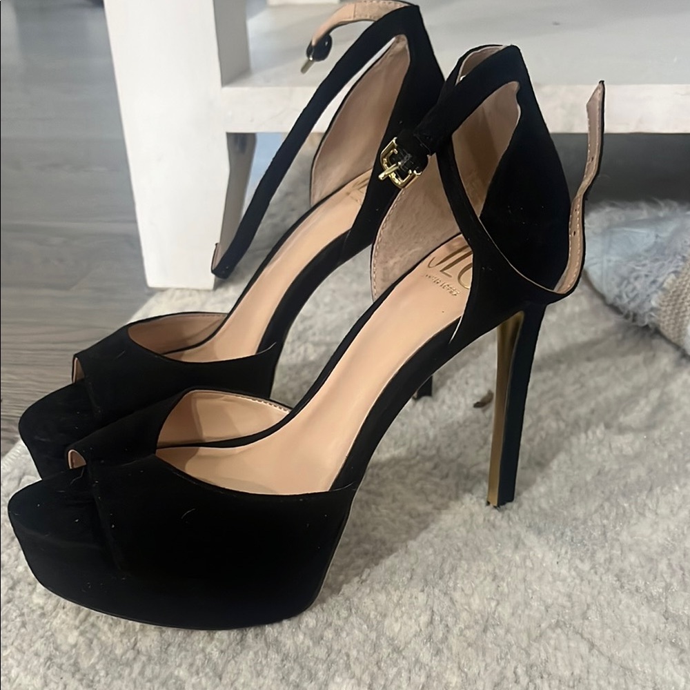 Jennifer Lopez Black Peep-Toe Heels